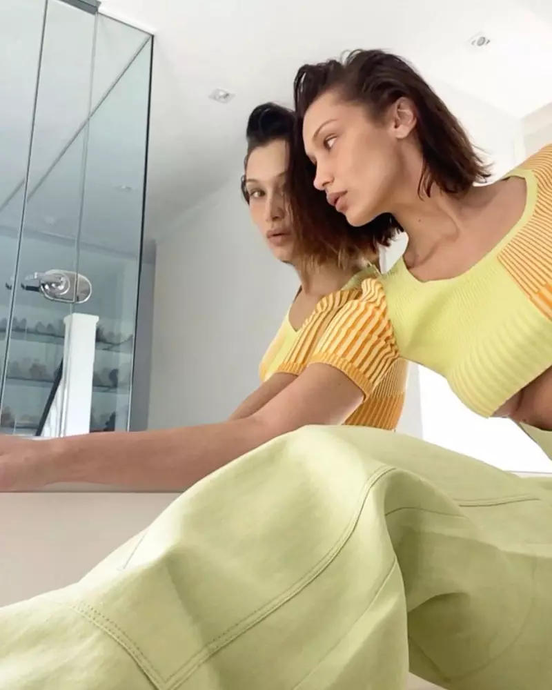 Taurarin Bella Hadid a cikin Jacquemus bazara-rani 2020 yakin dijital.