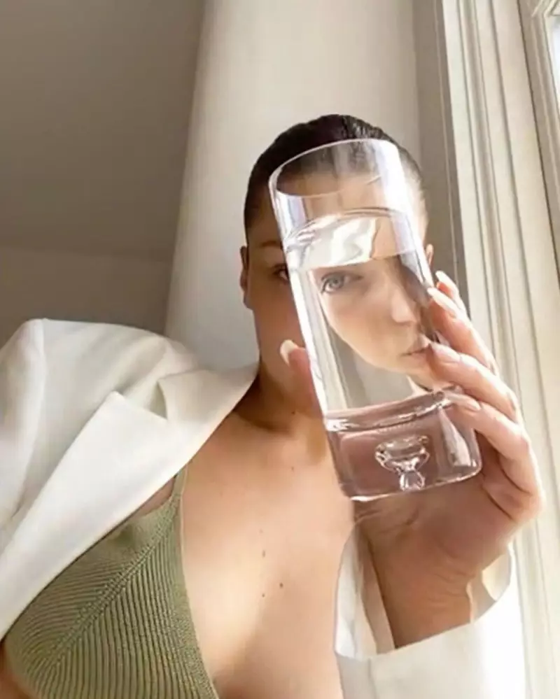 Posant avec un verre d'eau, Bella Hadid est à l'avant-garde de la campagne digitale printemps-été 2020 de Jacquemus.