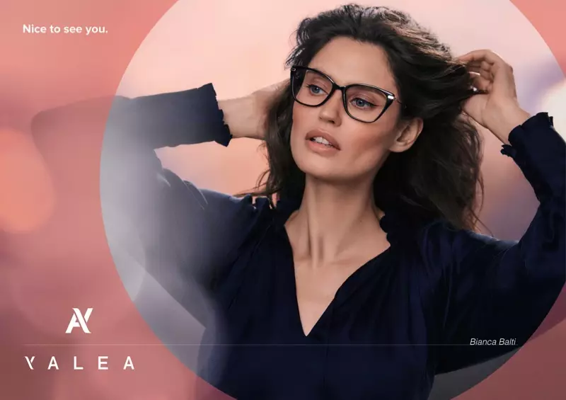 Bianca Balti modell a Yalea Eyewear 2021 őszi-téli kampányában pózol.