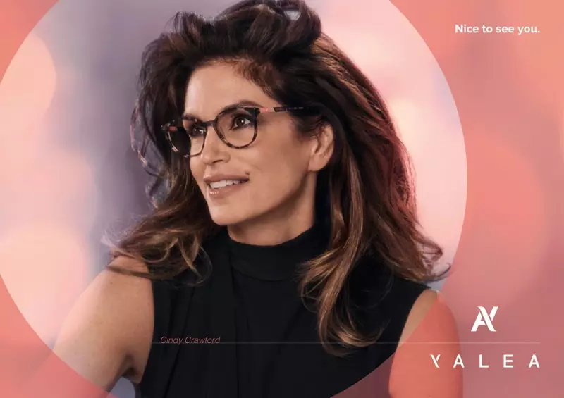 超模 Cindy Crawford 是 Yalea Eyewear 2021 秋冬广告大片的代言人之一。