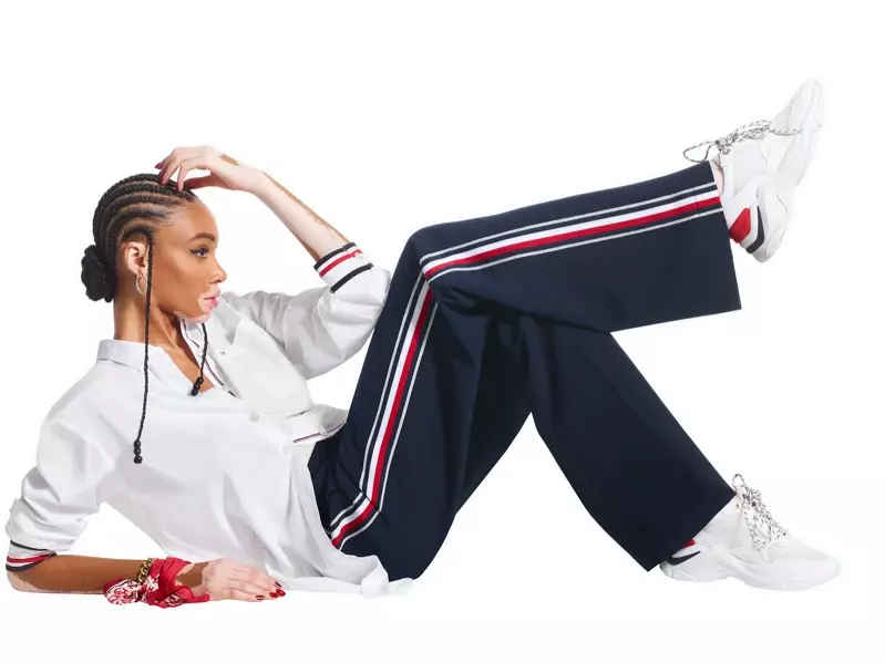 Winnie Harlow yn taro ystum yn ymgyrch gwanwyn-haf 2020 Tommy Hilfiger Icons