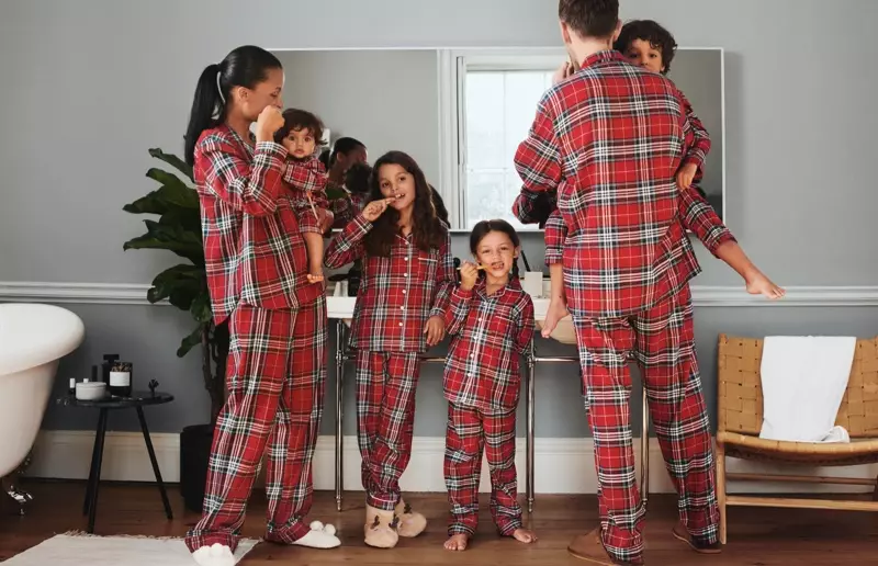 Misongadina amin'ny fampielezan-kevitra H&M Holiday 2019 ny fomba pajama plaid