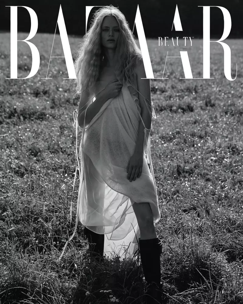 Anne Zarske Membawa Kecantikan Luar untuk Harper's Bazaar Turkey