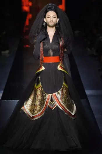 Jean Paul Gaultier Mengirim Vamp ke Runway untuk Fall Couture