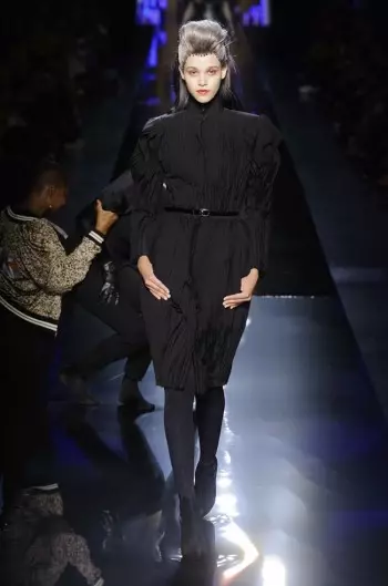 Jean Paul Gaultier stjoert Vamps del de Runway foar Fall Couture