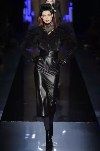 Ua auina atu e Jean Paul Gaultier Vamps i lalo o le Alavai mo Fall Couture