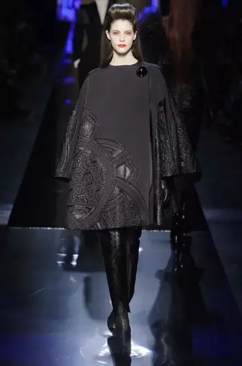 Jean Paul Gaultier Nagpadala ng mga Vamp sa Runway para sa Fall Couture