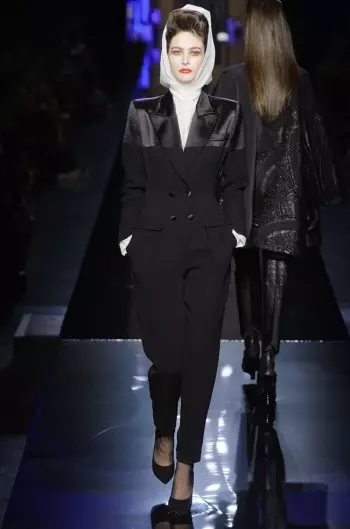 Jean Paul Gaultier stjoert Vamps del de Runway foar Fall Couture