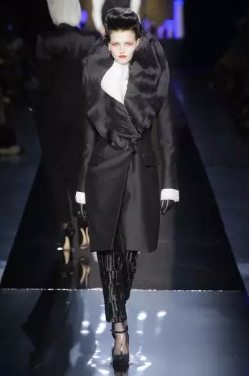 Jean Paul Gaultier yn Anfon Vamps i Lawr y Rhedfa ar gyfer Fall Couture