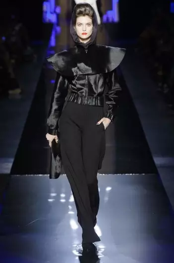 Jean Paul Gaultier stuurt vamps de catwalk op voor herfstcouture