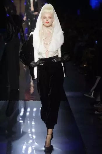 Jean Paul Gaultier Atumiza Ma Vamps Pansi pa Njira Yothamangirako Fall Couture