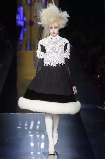 Jean Paul Gaultier envia vampiros para a passarela para a moda de outono