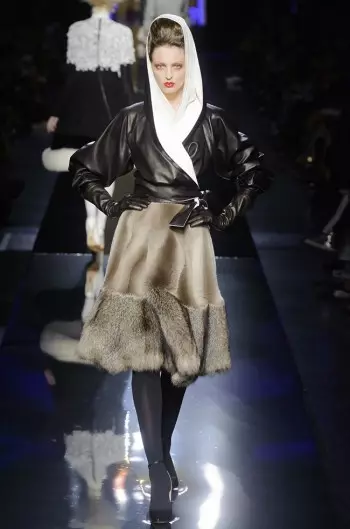 Jean Paul Gaultier Mengirim Vamp ke Runway untuk Fall Couture