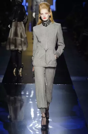 Jean Paul Gaultier Jibgħat Vamps 'l isfel fir-Runway għal Fall Couture