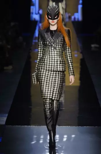 Jean Paul Gaultier သည် Fall Couture အတွက် Vamps များကို Runway မှ ပေးပို့သည်။