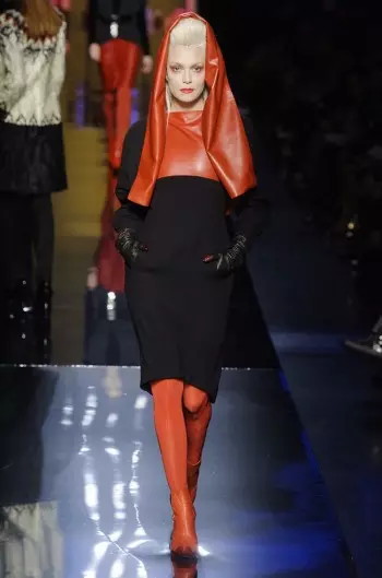 Gipadala ni Jean Paul Gaultier ang mga Vamp sa Runway para sa Fall Couture