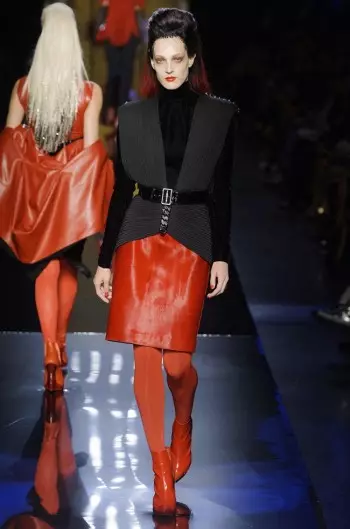 Jean Paul Gaultier Menghantar Vamps ke Landasan untuk Fall Couture