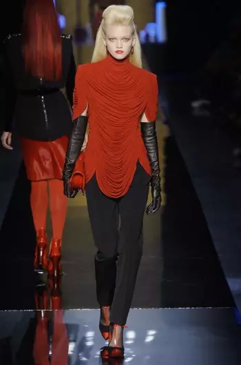 Jean Paul Gaultier stjoert Vamps del de Runway foar Fall Couture