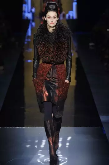 Jean Paul Gaultier o Romella Li-Vamps Tsela ea ho Tsamaea bakeng sa Fall Couture