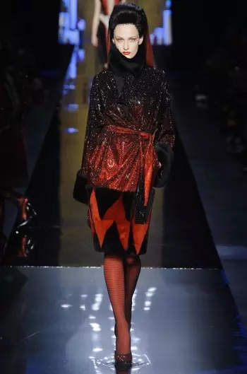 UJean Paul Gaultier uthumela iiVamp ezantsi kuMzila wokubaleka weFall Couture