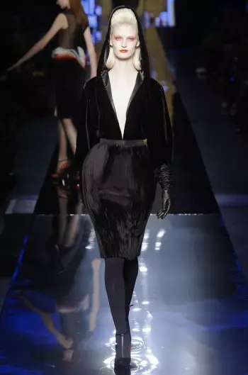 Jean Paul Gaultier Ya Aika Vamps saukar da Runway don Fall Couture