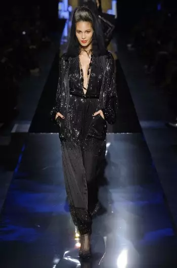 Jean Paul Gaultier သည် Fall Couture အတွက် Vamps များကို Runway မှ ပေးပို့သည်။