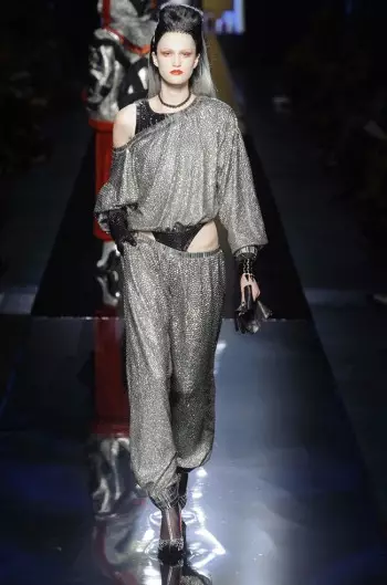 Ua auina atu e Jean Paul Gaultier Vamps i lalo o le Alavai mo Fall Couture