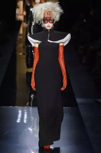 Jean Paul Gaultier Jibgħat Vamps 'l isfel fir-Runway għal Fall Couture