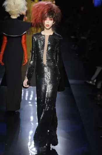 Gipadala ni Jean Paul Gaultier ang mga Vamp sa Runway para sa Fall Couture