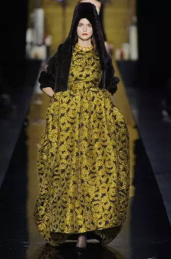 جين بول غوتييه يرسل Vamps أسفل منصة عرض أزياء Fall Couture