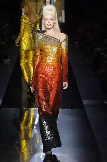 Seolann Jean Paul Gaultier Vampaí Síos an Rúidbhealach le haghaidh Fall Couture