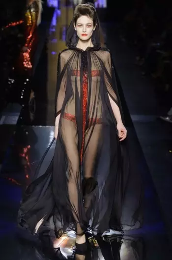 Jeanas Paulas Gaultier siunčia vampyrus nusileidimo taku į Fall Couture