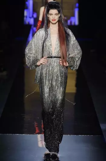 Jean Paul Gaultier Nagpadala ng mga Vamp sa Runway para sa Fall Couture