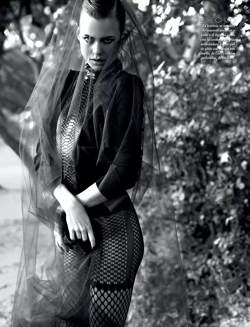 Behati Prinsloo je Vixen u crnom za Vogue Mexico od Davida Roemera