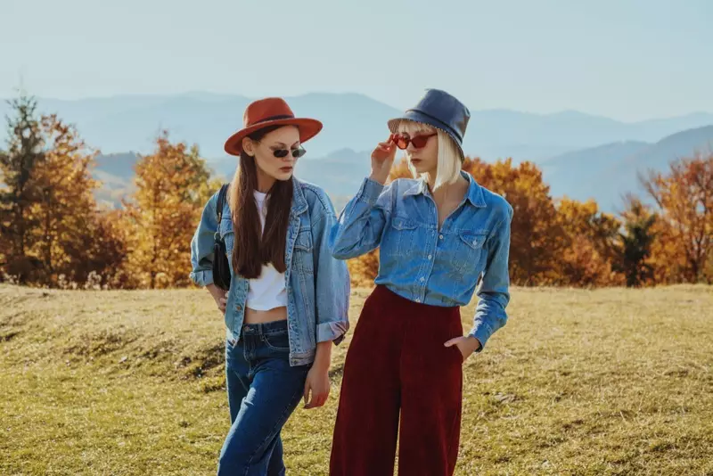Két modell farmer kalap őszi ruhák