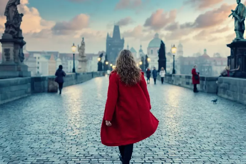 Հետևի կնոջ կարմիր վերարկու Պրահայի Չարլզի կամուրջ
