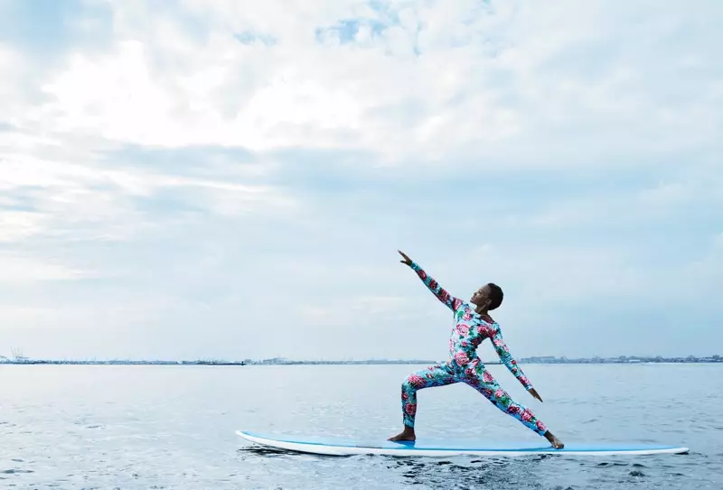 A actriz Lupita Nyong'o posa nun paddleboard cun mono de Dolce & Gabbana