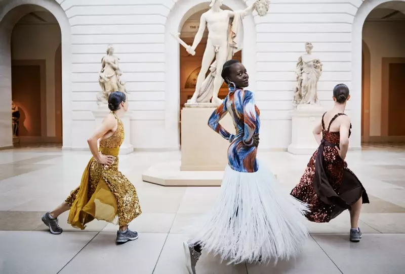 Pleše, Lupita Nyong’o pozira u Celine haljini, Atelier Swarovski by Christopher Kane narukvicama i Giuseppe Zanotti tenisicama