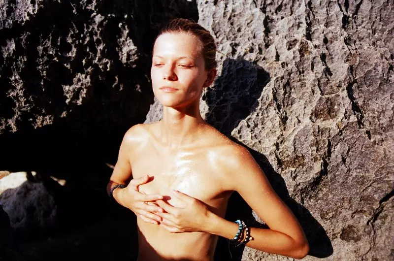 Kasia Struss ho manté natural a la portada de Transmission de Dylan Forsberg