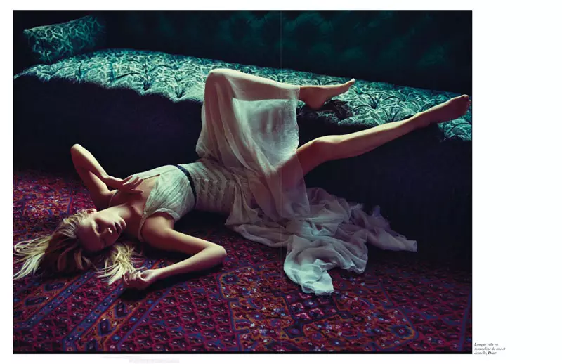 Natasha Poly je seksi v filmu Sheer za pariško zgodbo Vogue Mario Sorrenti