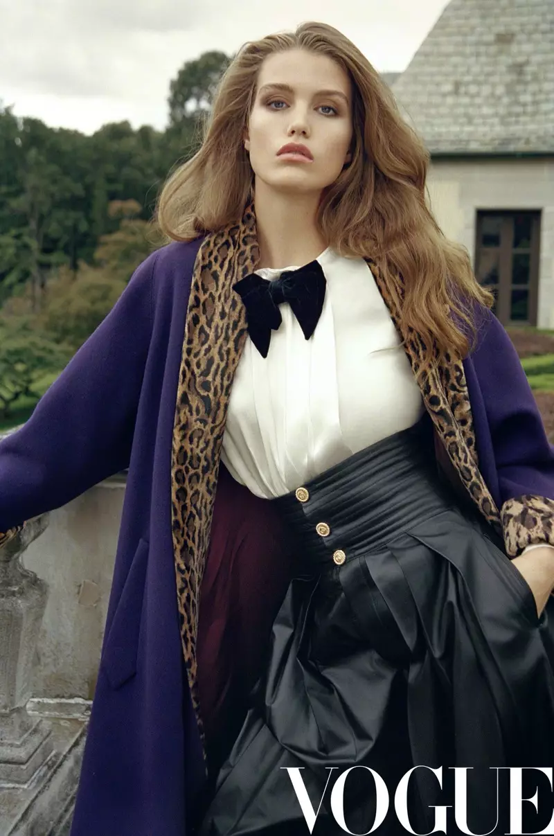 Luna Bijl Pose dina Ultra-Luxe Tingali pikeun Vogue China