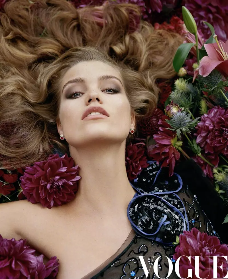 Luna Bijl Berpose dalam Tampilan Ultra-Luxe untuk Vogue China