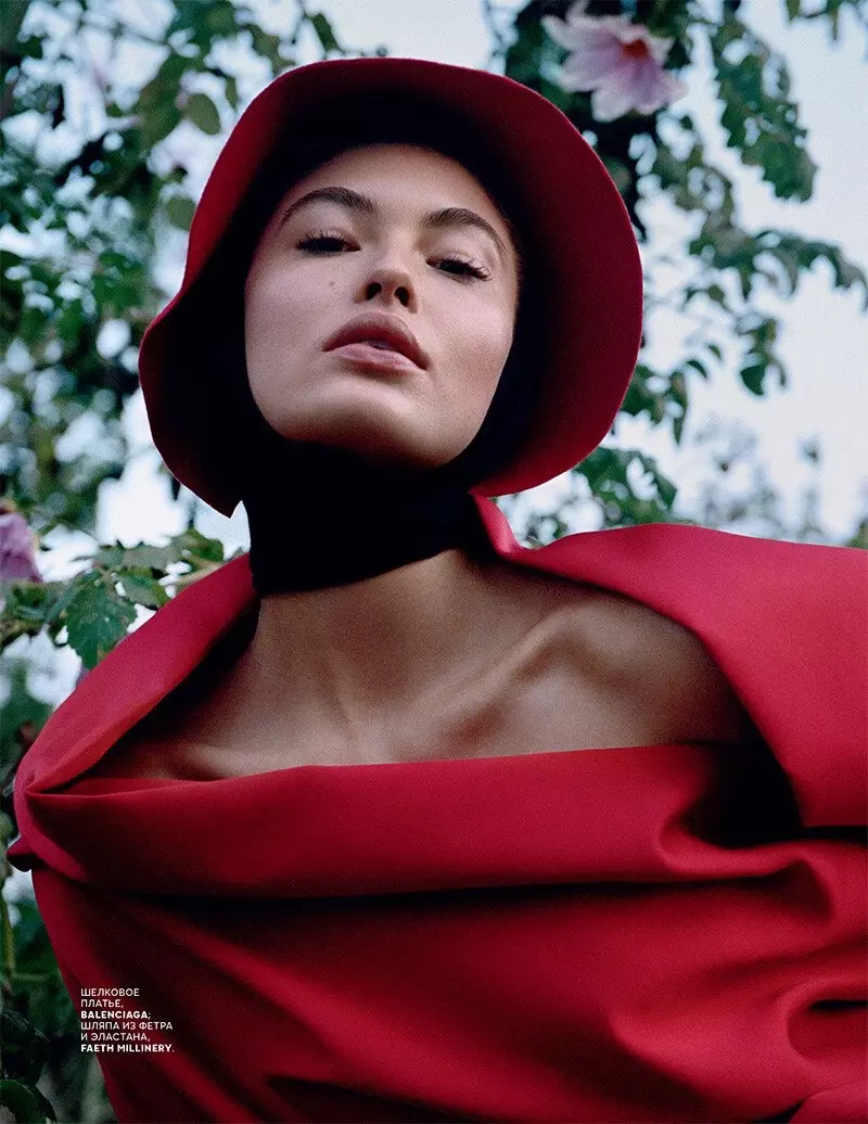 Grace Elizabeth Mekar Penuh untuk Vogue Russia