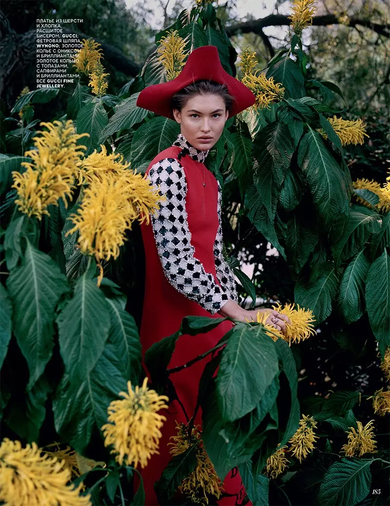 Grace Elizabeth tana cikin cikakkiyar Bloom don Vogue Russia