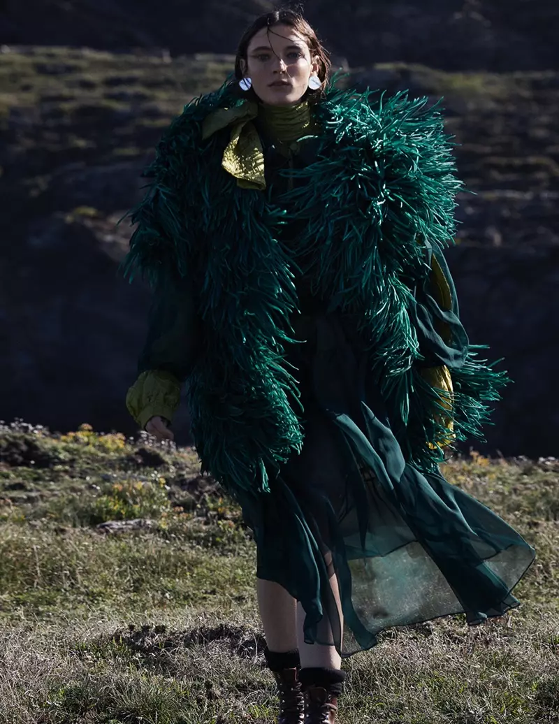 Ansley Gulielmi Goes Into the Wild foar Vogue Spanje