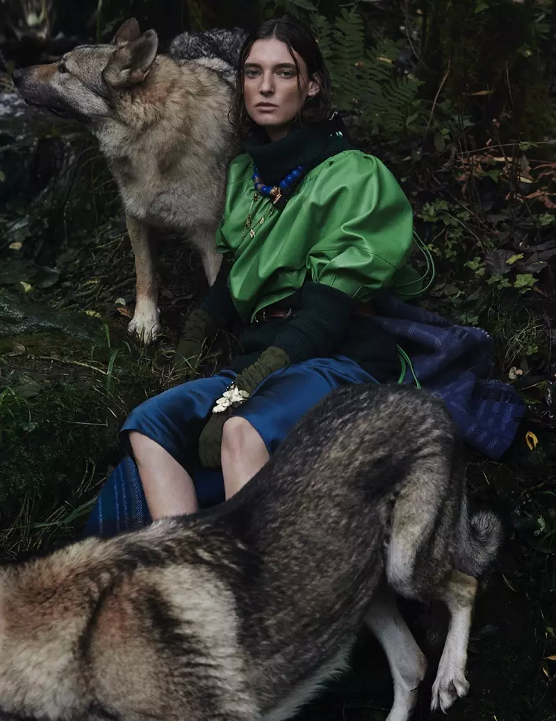 Ansley Gulielmi Goes In the Wild para sa Vogue Spain