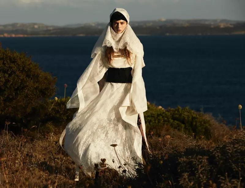 Natalie Ogg Enchants sa Romantic Fashions para sa Vogue Arabia