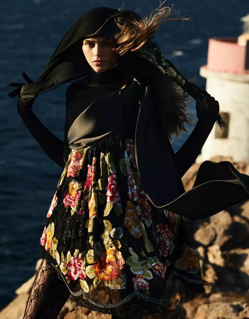 Natalie Ogg fortryller i romantisk mode for Vogue Arabia