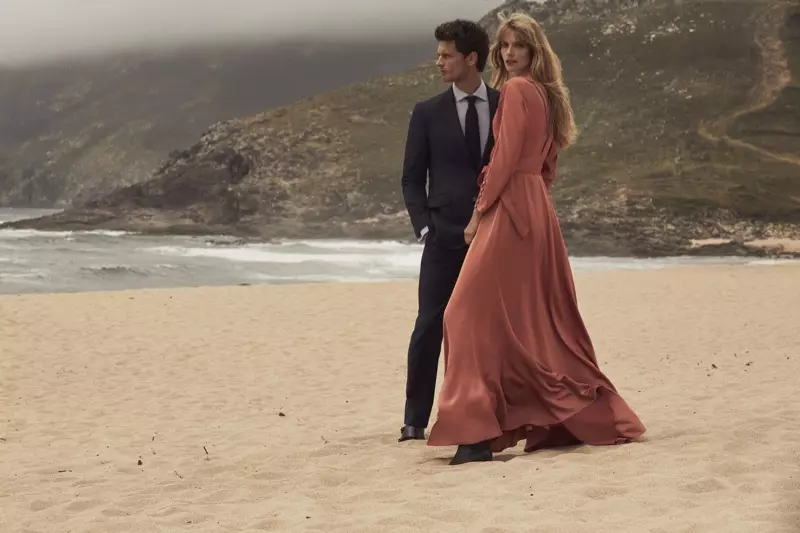 Julia Stegner pose avec Garrett Neff pour la campagne hiver 2019 de Pedro del Hierro