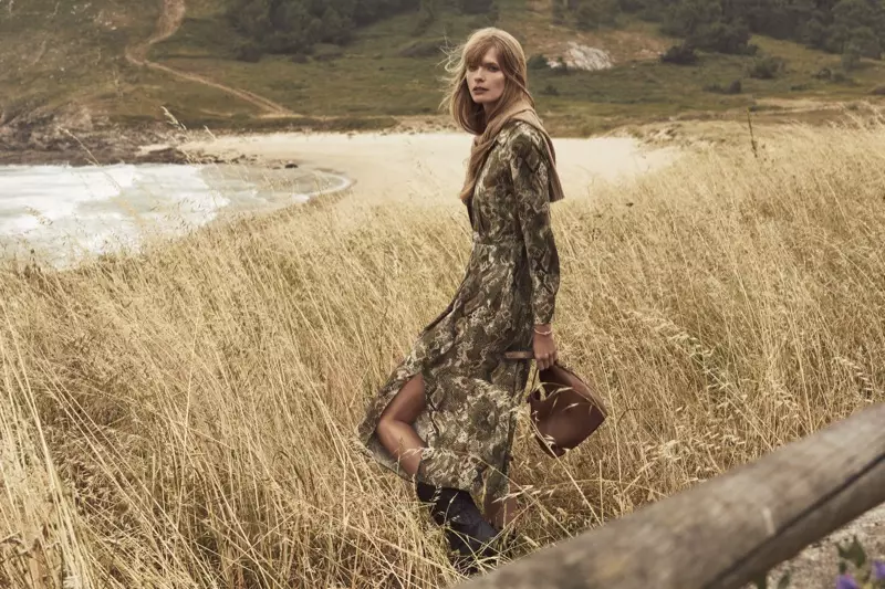 Posing sa labas, lumilitaw si Julia Stegner sa Pedro del Hierro winter 2019 campaign